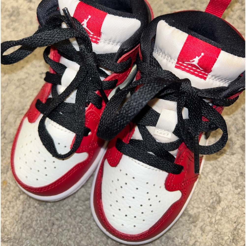 Jordan 1’s Red black and white 7c